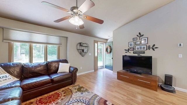 93 Franklin St, Douglas, MA 01516