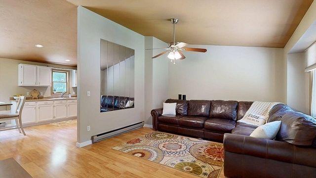 93 Franklin St, Douglas, MA 01516