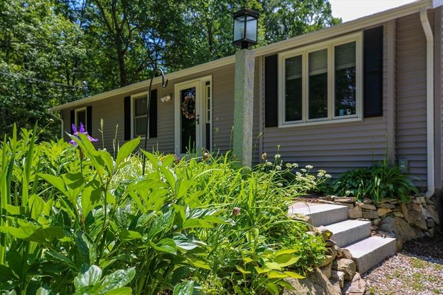 93 Franklin St, Douglas, MA 01516