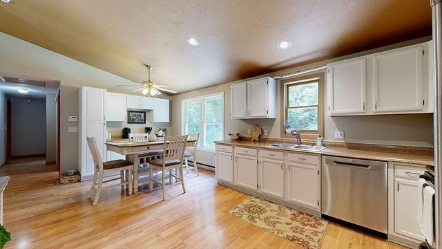 93 Franklin St, Douglas, MA 01516