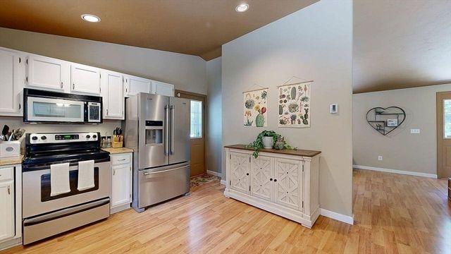 93 Franklin St, Douglas, MA 01516