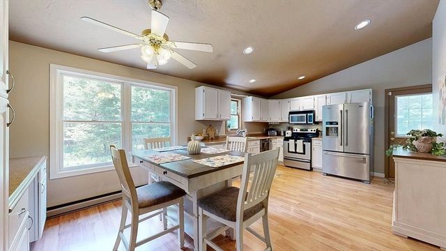 93 Franklin St, Douglas, MA 01516