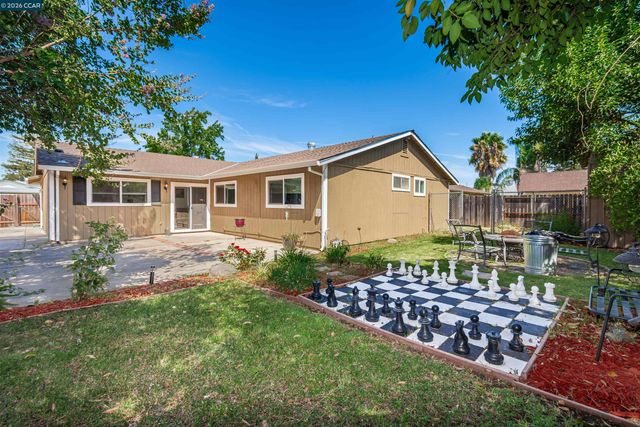 7723 Countryfield Dr, Sacramento, CA 95828