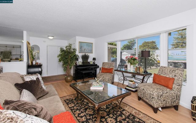 7723 Countryfield Dr, Sacramento, CA 95828