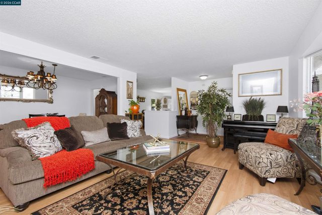 7723 Countryfield Dr, Sacramento, CA 95828