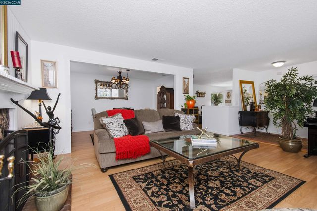 7723 Countryfield Dr, Sacramento, CA 95828