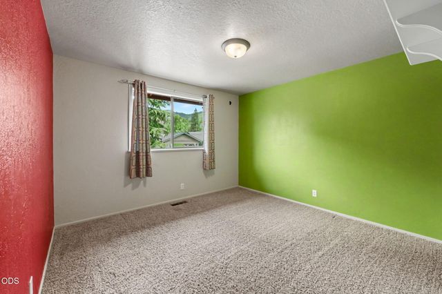 962 NE 11th Street, Grants Pass, OR 97526