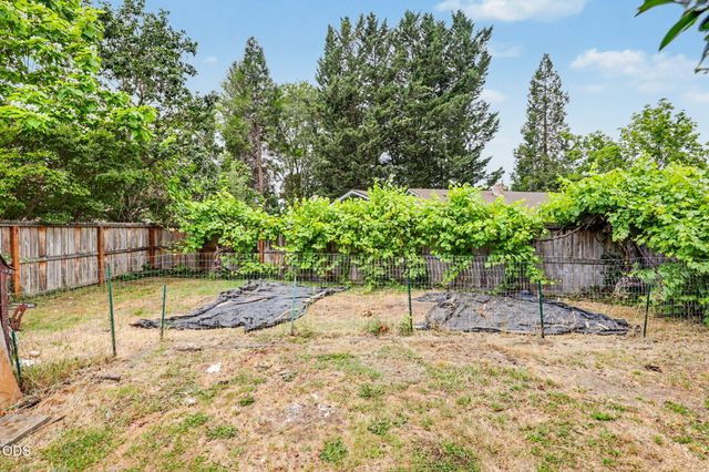962 NE 11th Street, Grants Pass, OR 97526