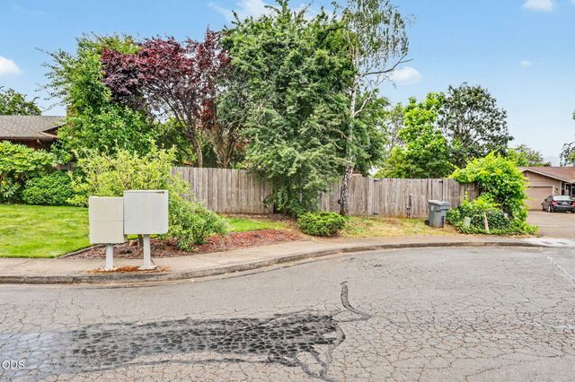 962 NE 11th Street, Grants Pass, OR 97526