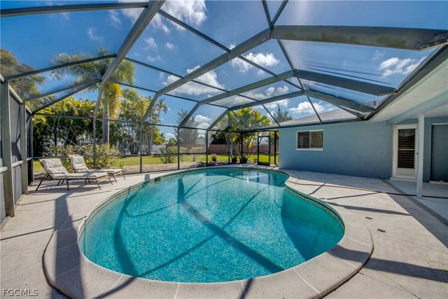 3945 SE 9th CT, Cape Coral, FL 33904