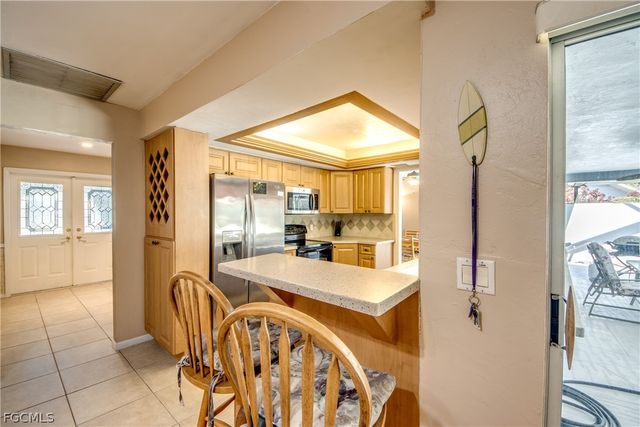 3945 SE 9th CT, Cape Coral, FL 33904