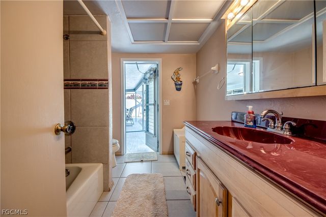 3945 SE 9th CT, Cape Coral, FL 33904