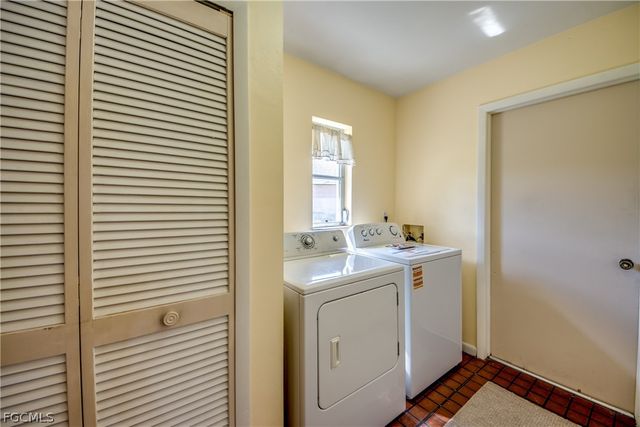 3945 SE 9th CT, Cape Coral, FL 33904