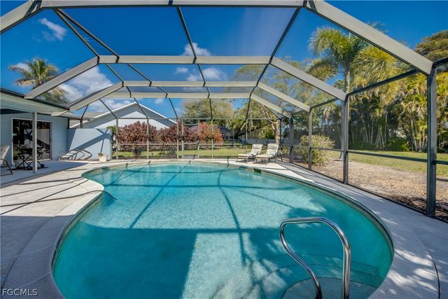 3945 SE 9th CT, Cape Coral, FL 33904
