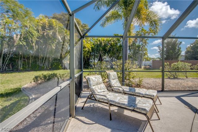 3945 SE 9th CT, Cape Coral, FL 33904