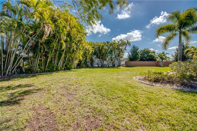 3945 SE 9th CT, Cape Coral, FL 33904