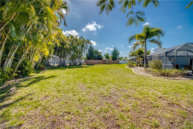 3945 SE 9th CT, Cape Coral, FL 33904