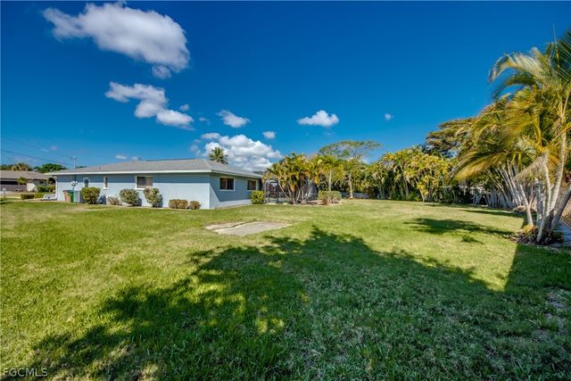 3945 SE 9th CT, Cape Coral, FL 33904