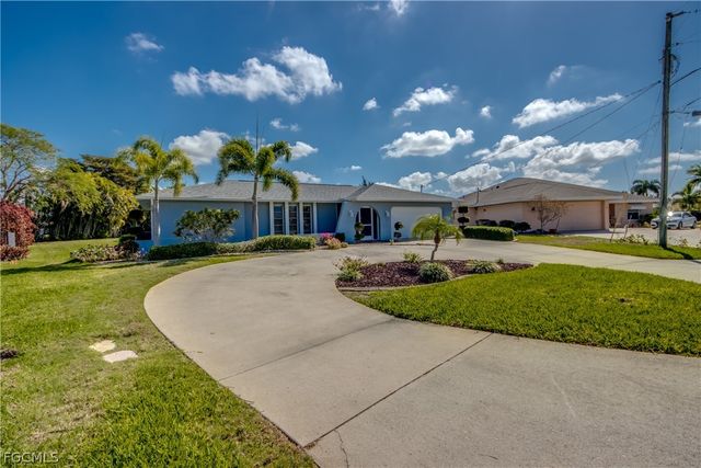 3945 SE 9th CT, Cape Coral, FL 33904
