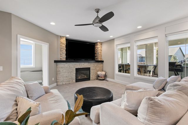 2762 NW 166th Court, Clive, IA 50325