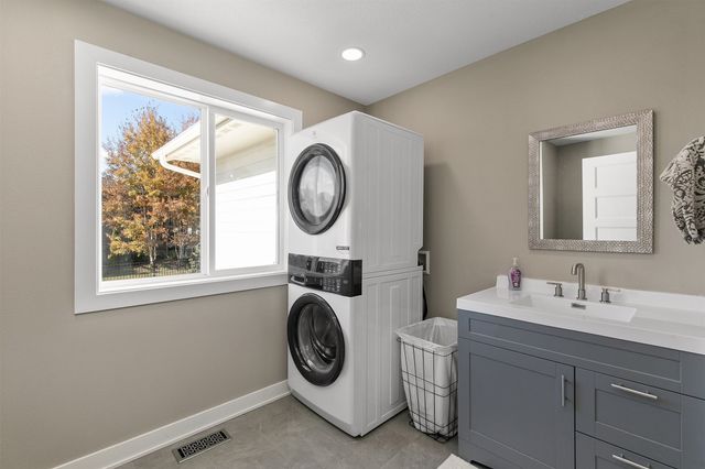 2762 NW 166th Court, Clive, IA 50325