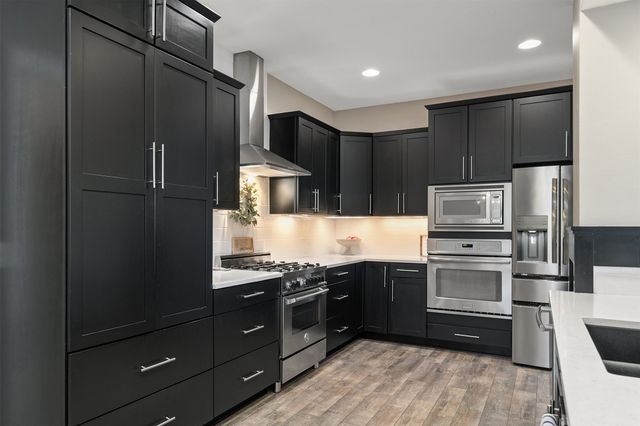 2762 NW 166th Court, Clive, IA 50325