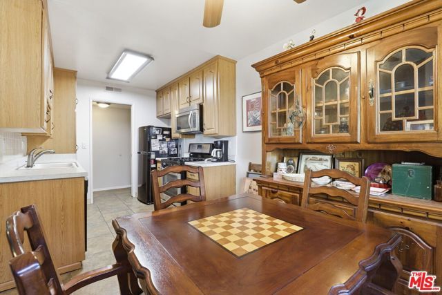 11813 Runnymede Street 30, North Hollywood (los Angeles), CA 91602