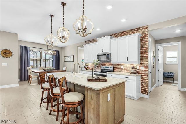 1814 SW 16th TER, Cape Coral, FL 33991