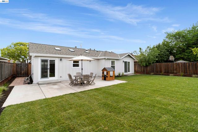 844 Sunset Dr, Livermore, CA 94551