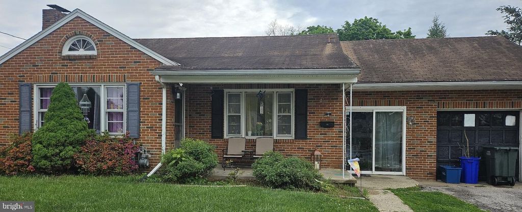 15 N QUEEN ST, Dover, PA 17315