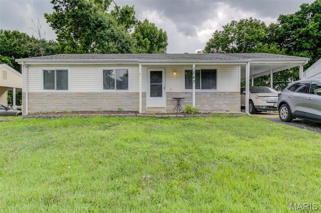 1742 Rose Crest Drive, Hazelwood, MO 63042