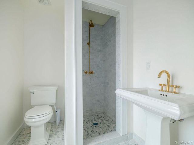 7220 Main Road, East Marion, NY 11939