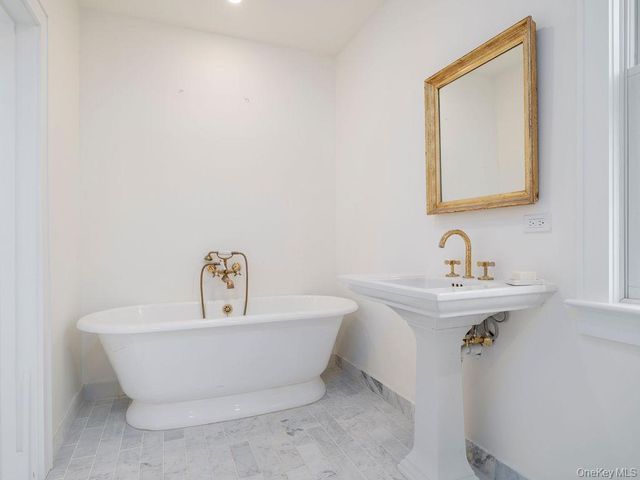 7220 Main Road, East Marion, NY 11939