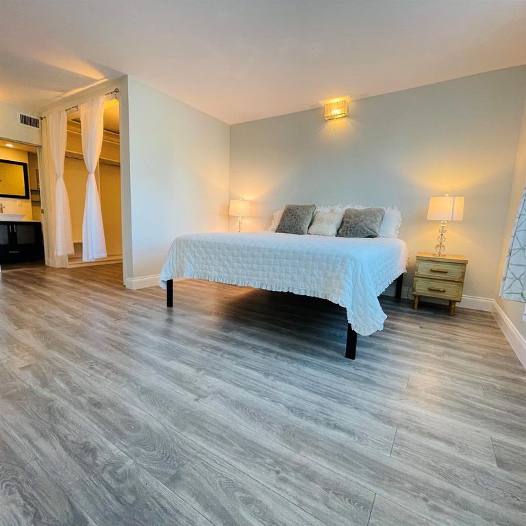 Image 8 of property listing at 3450 S Ocean Boulevard 224, Palm Beach, FL 33480