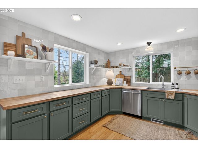 9843 Sw 2ND Ave, Portland, OR 97219