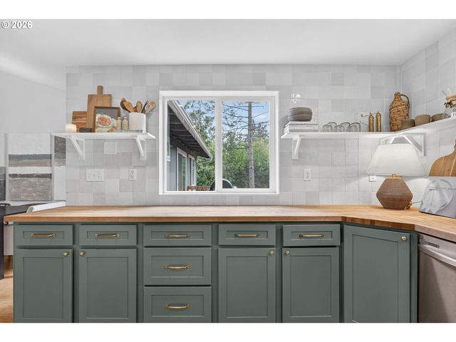 9843 Sw 2ND Ave, Portland, OR 97219