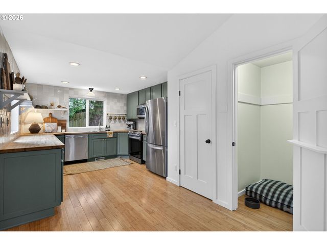 9843 Sw 2ND Ave, Portland, OR 97219