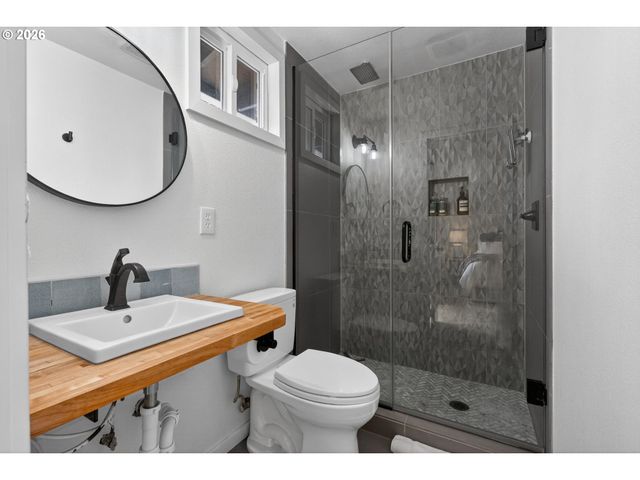 9843 Sw 2ND Ave, Portland, OR 97219