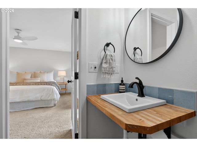 9843 Sw 2ND Ave, Portland, OR 97219