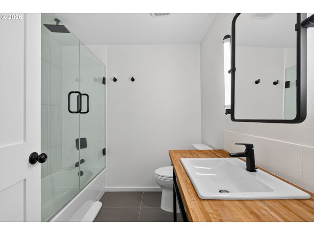 9843 Sw 2ND Ave, Portland, OR 97219