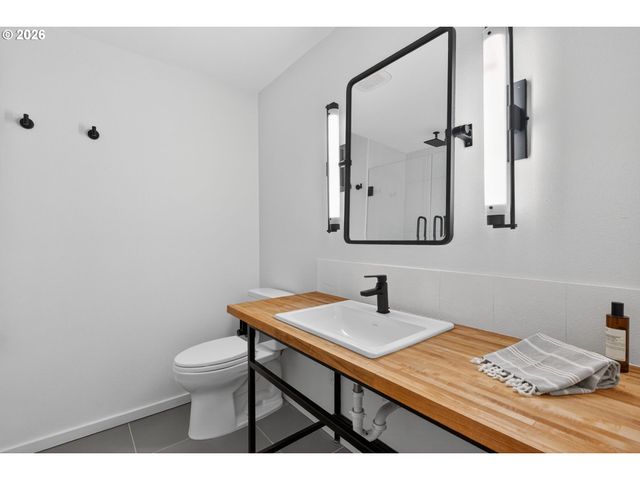 9843 Sw 2ND Ave, Portland, OR 97219