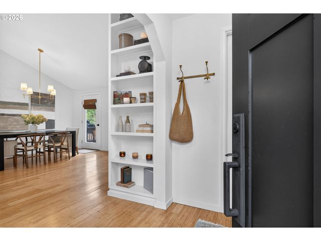 9843 Sw 2ND Ave, Portland, OR 97219