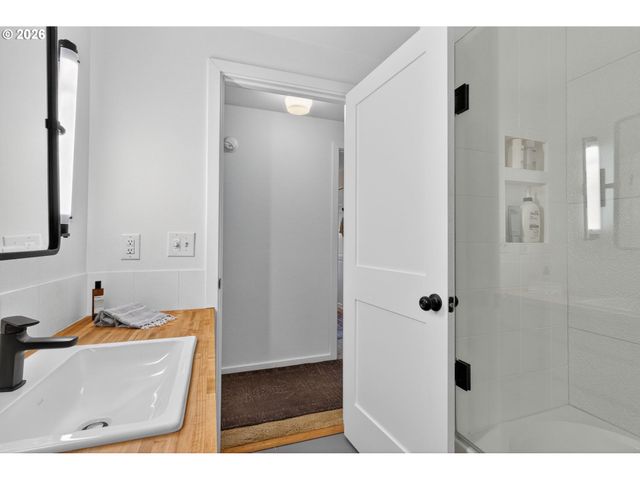 9843 Sw 2ND Ave, Portland, OR 97219