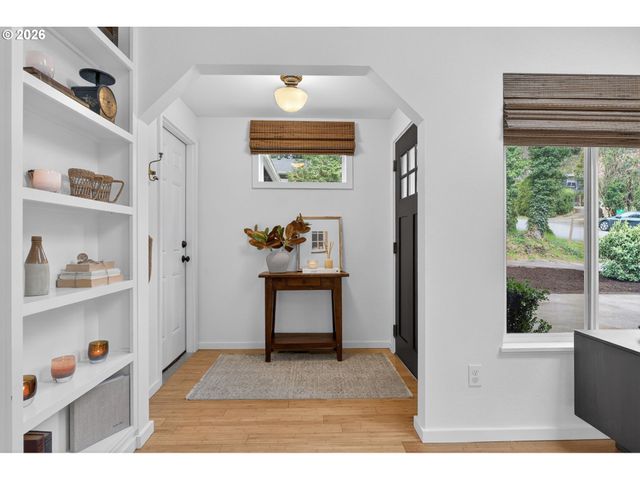 9843 Sw 2ND Ave, Portland, OR 97219