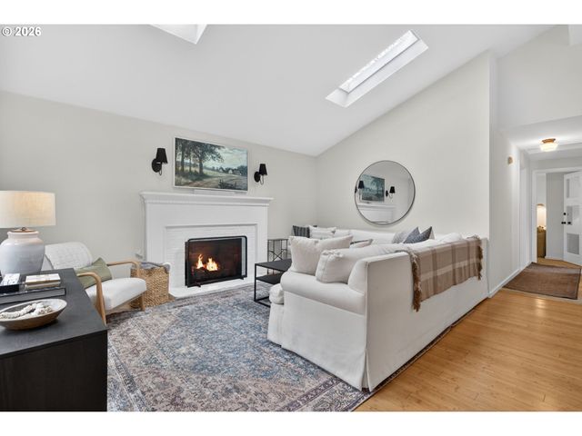 9843 Sw 2ND Ave, Portland, OR 97219