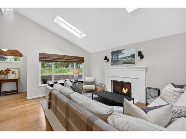 9843 Sw 2ND Ave, Portland, OR 97219