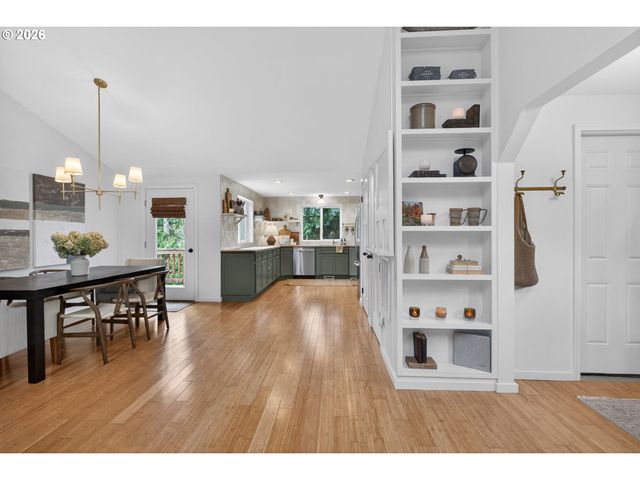 9843 Sw 2ND Ave, Portland, OR 97219