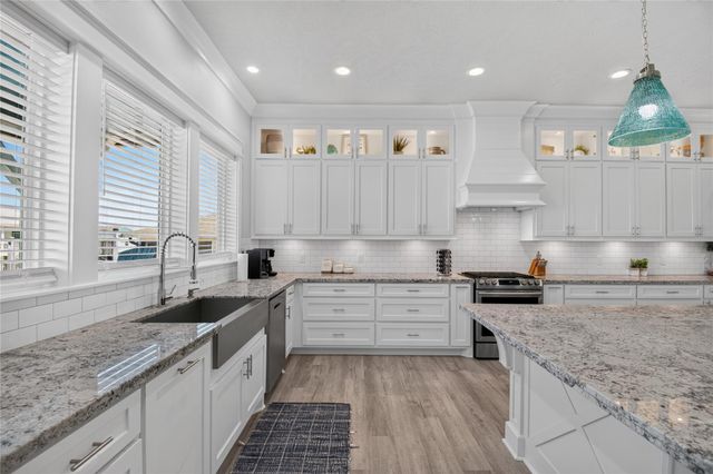 937 S Cove, Crystal Beach, TX 77650