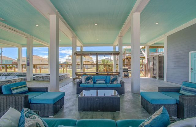 937 S Cove, Crystal Beach, TX 77650