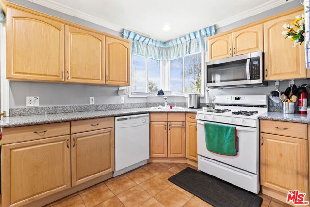 1337 N Whitnall Highway, Burbank, CA 91505